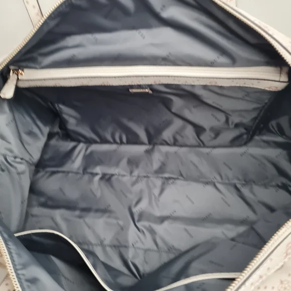 Guess Logo Duffle Bag - Picture 6 of 9
